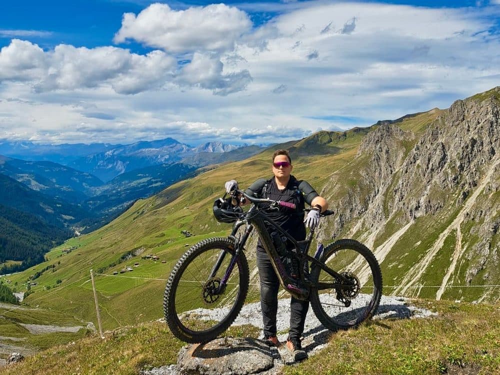 Adrian Brzenska mit dem Mountainbike in den Alpen