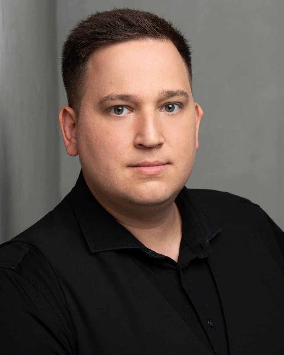 Adrian Brzenska, Porträt